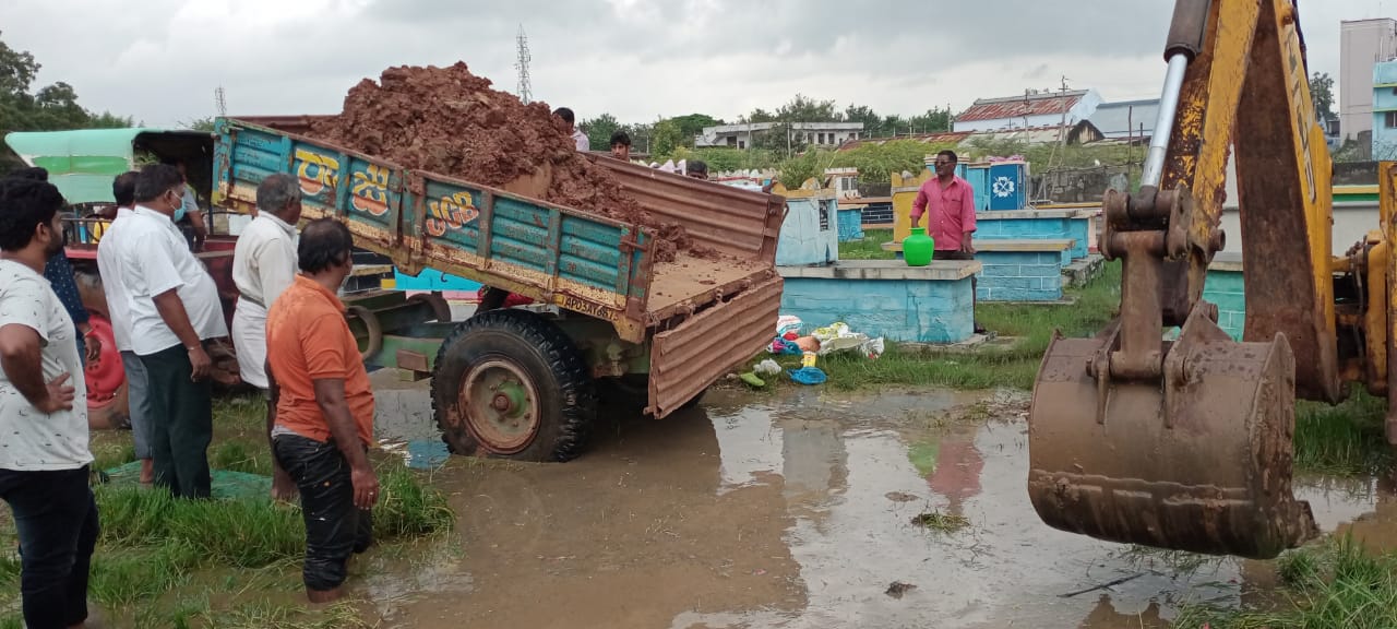 KADAPA PEOPLE FACING PROBLEMS DUE TO FLOODS IN BURIAL GROUND