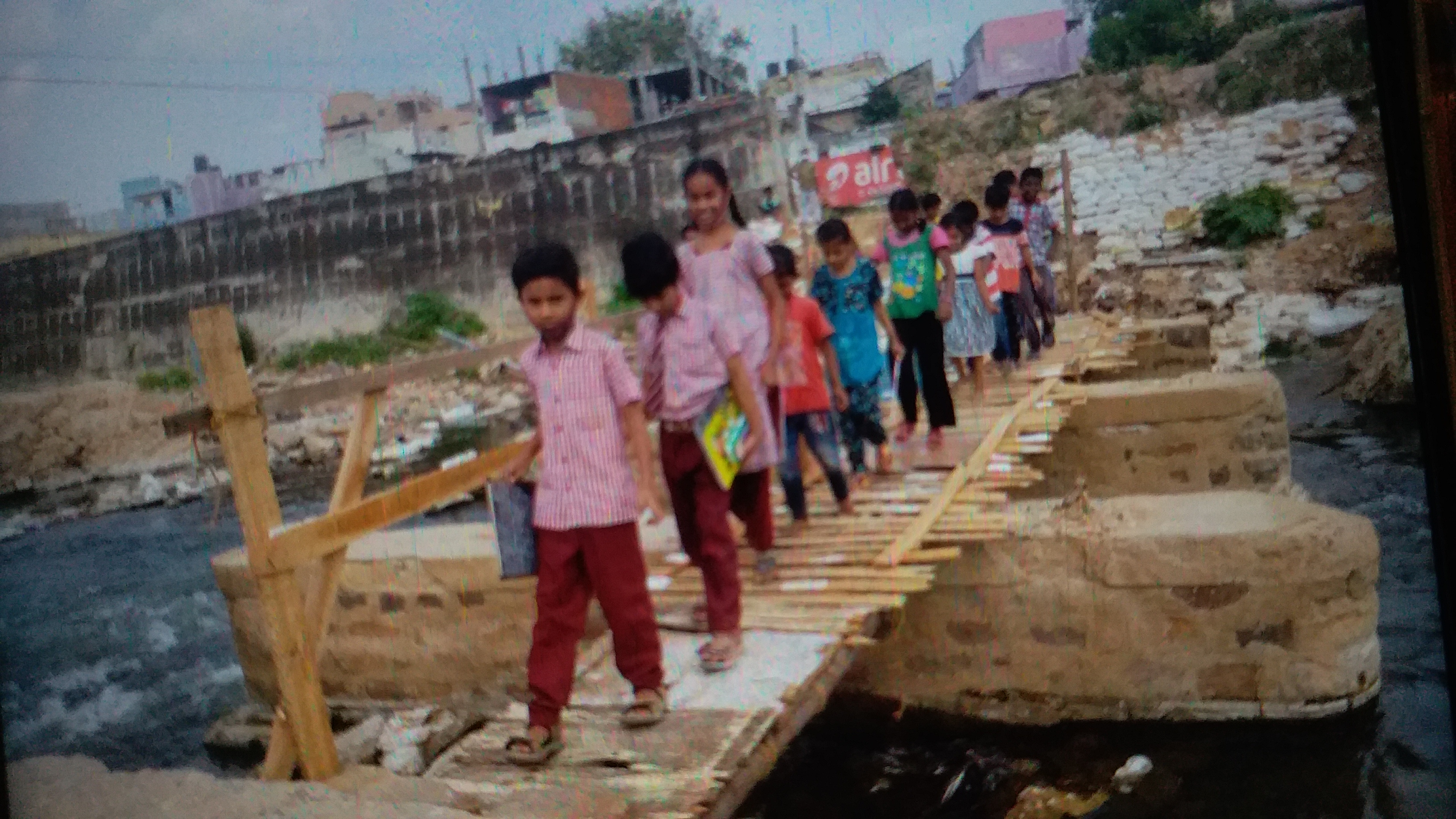 Cause way washed away in floods at kadapa  Children built a path for school in Andhra Pradesh  Andhra Pradesh school news  ಕಡಪದಲ್ಲಿ ಮಳೆಗೆ ಕೊಚ್ಚಿ ಹೋದ ಸೇತುವೆ  ಆಂಧ್ರಪ್ರದೇಶದಲ್ಲಿ ಶಾಲೆಗಾಗಿ ಸೇತುವೆ ನಿರ್ಮಿಸಿದ ಮಕ್ಕಳು  ಆಂಧ್ರಪ್ರದೇಶ ಶಾಲೆ ಸುದ್ದಿ