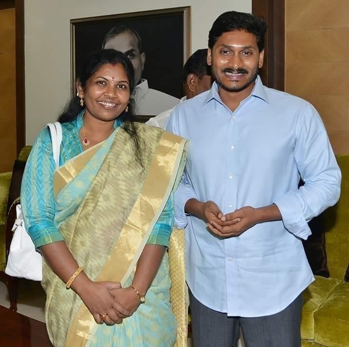 సీఎం జగన్​తో దేవళ్ల రేవతి(పాత చిత్రం)