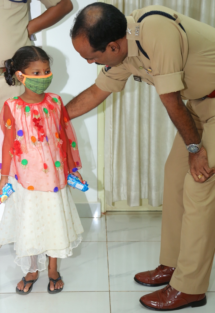 SP Ammireddy comforted the child
