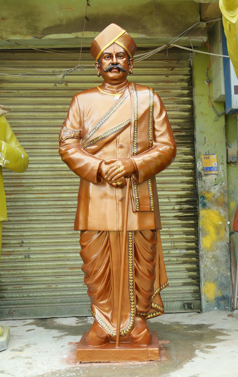 Uyyalawada Narasimha Reddy's huge bronze statue in kadapa district