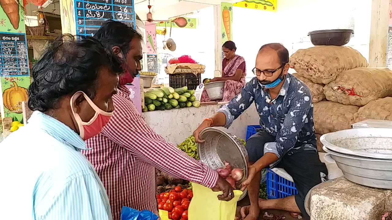 'ఎంతమంది వచ్చినా రాయితీకి ఉల్లిగడ్డలు అందిస్తాం'