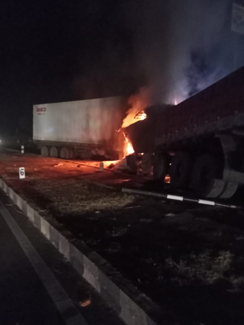 lorry collide with container  Four killed after lorry collide with container  lorry collide with container in Andhra Pradesh  lorry collide with container after fire  ಲಾರಿ ಕಂಟೈನರ್​ ಮಧ್ಯೆ ಭೀಕರ ರಸ್ತೆ ಅಪಘಾತ  ಚಾಲಕರು ಸೇರಿ ನಾಲ್ವರು ಸಜೀವ ದಹನ  ಲಾರಿ ಮತ್ತು ಕಂಟೈನರ್ ಡಿಕ್ಕಿ  ಭೀಕರ ರಸ್ತೆ ಅಪಘಾತ  ಸೀಗಡಿ ಕಂಟೈನರ್‌ಗೆ ಮರಳು ಲಾರಿಯೊಂದು ಡಿಕ್ಕಿ  ಬೆಂಕಿ ಹೊತ್ತಿಕೊಂಡು ಈ ಅಪಘಾತ ಸಂಭವಿಸಿದೆ