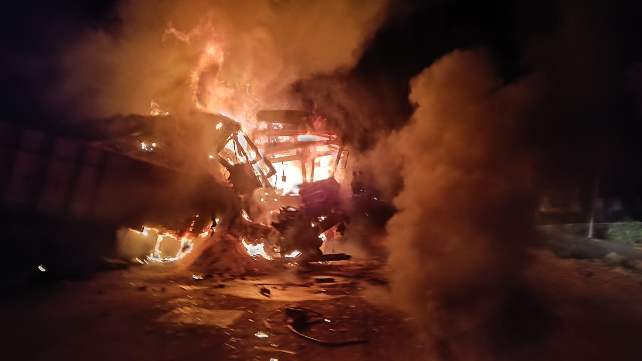 lorry collide with container  Four killed after lorry collide with container  lorry collide with container in Andhra Pradesh  lorry collide with container after fire  ಲಾರಿ ಕಂಟೈನರ್​ ಮಧ್ಯೆ ಭೀಕರ ರಸ್ತೆ ಅಪಘಾತ  ಚಾಲಕರು ಸೇರಿ ನಾಲ್ವರು ಸಜೀವ ದಹನ  ಲಾರಿ ಮತ್ತು ಕಂಟೈನರ್ ಡಿಕ್ಕಿ  ಭೀಕರ ರಸ್ತೆ ಅಪಘಾತ  ಸೀಗಡಿ ಕಂಟೈನರ್‌ಗೆ ಮರಳು ಲಾರಿಯೊಂದು ಡಿಕ್ಕಿ  ಬೆಂಕಿ ಹೊತ್ತಿಕೊಂಡು ಈ ಅಪಘಾತ ಸಂಭವಿಸಿದೆ