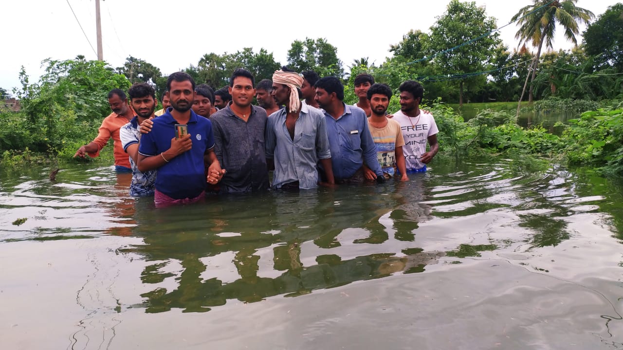 నీటిలో ఇబ్బందులు పడుతున్నప్రజలు