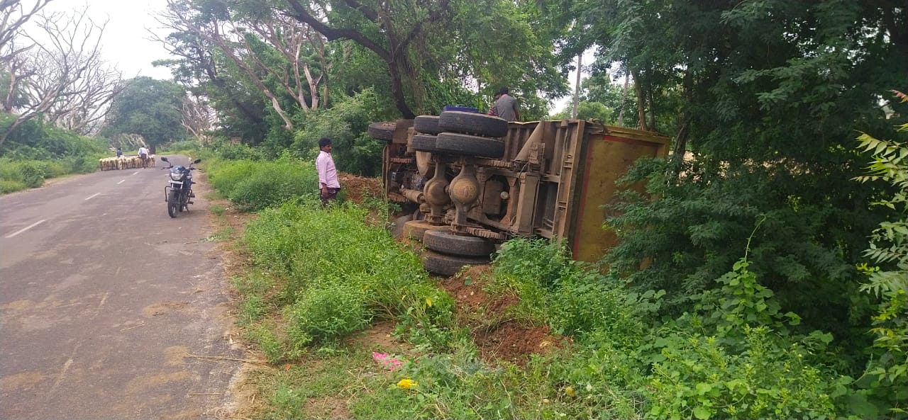 lorry rolled over at kadavakuduru