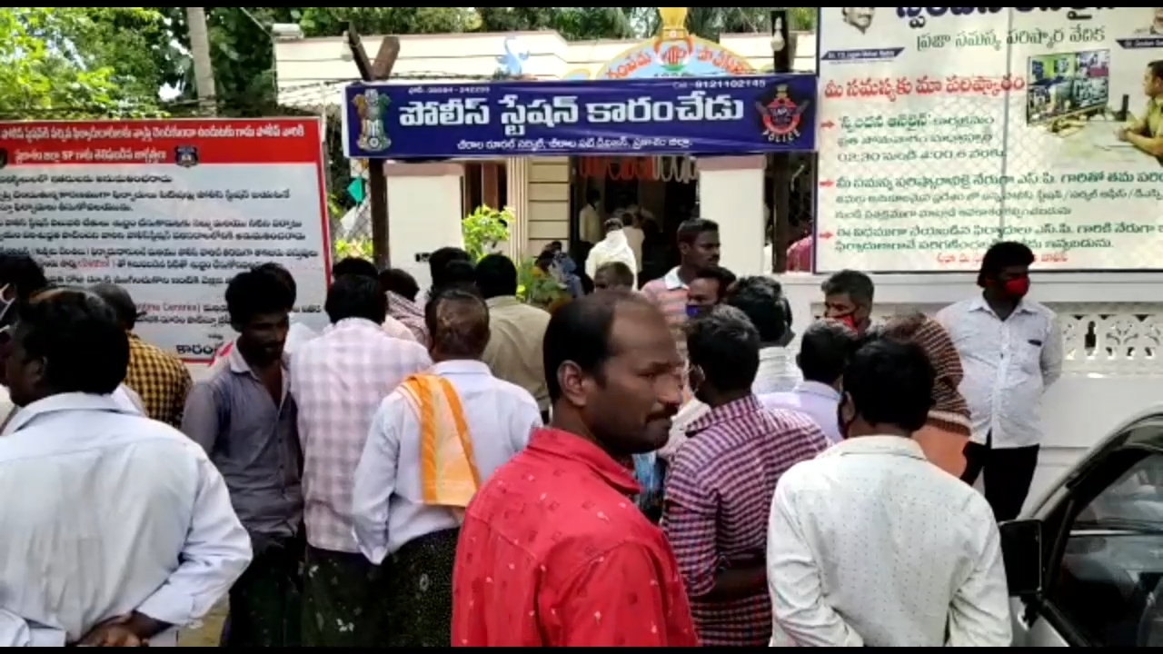 vsrcp leaders protest infront police station