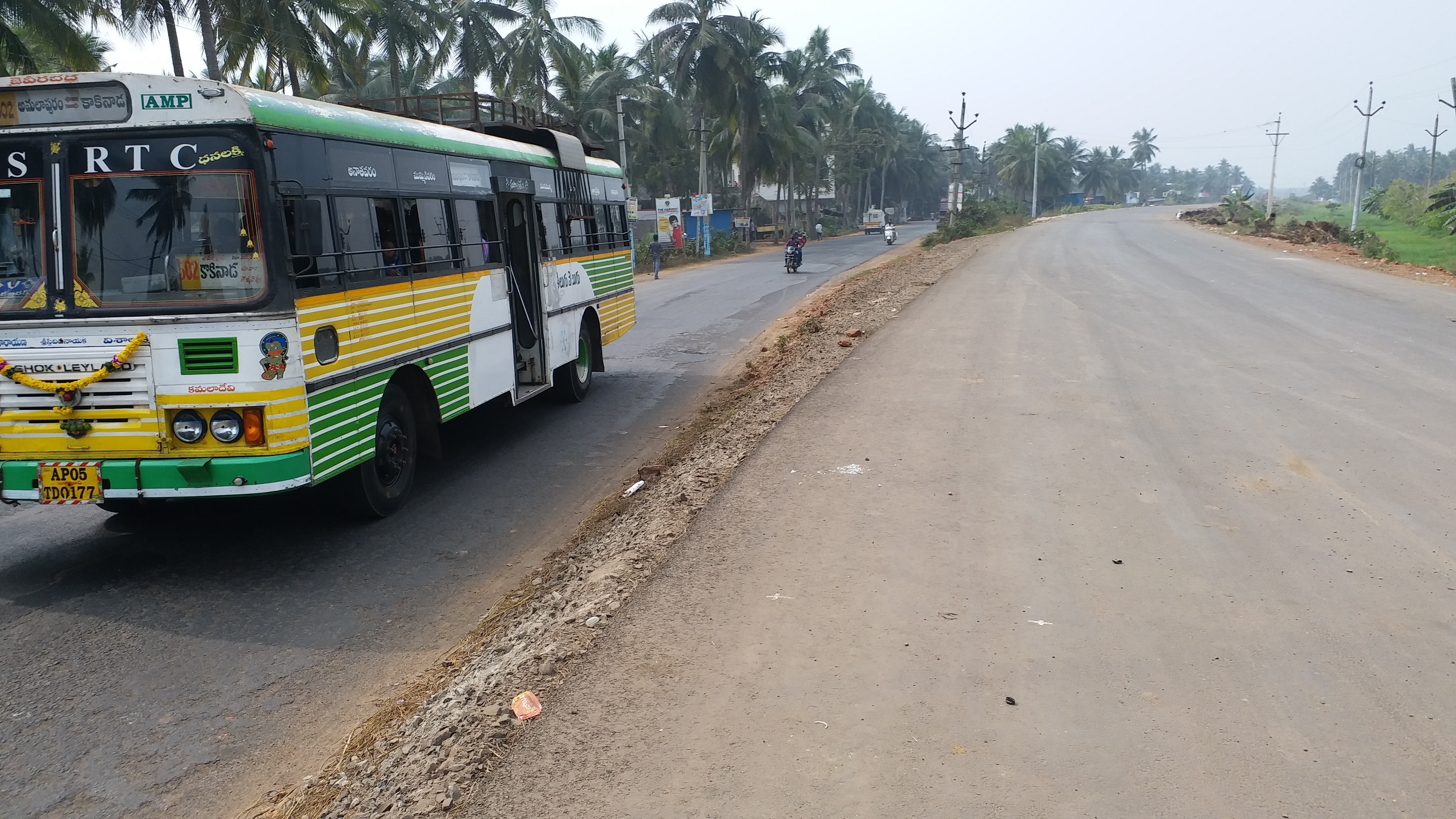 రోడ్డు విస్తరణ పనులు వేగంగా...