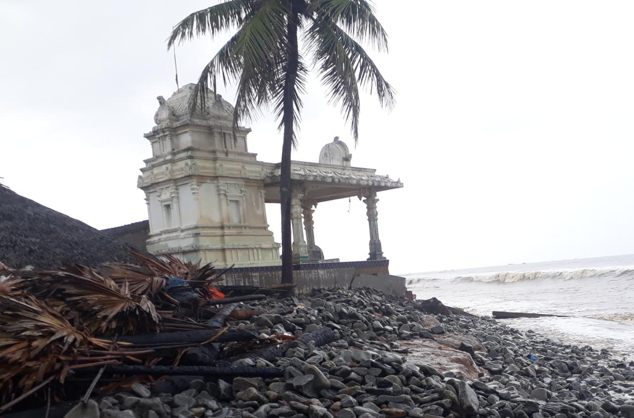 Temple collapsed due to the impact of the waves in east godavari district