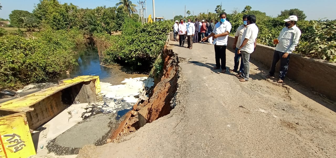 కుప్పకూలిన ఏలేరు కాల్వపై ఉన్న పురాతన వంతెన