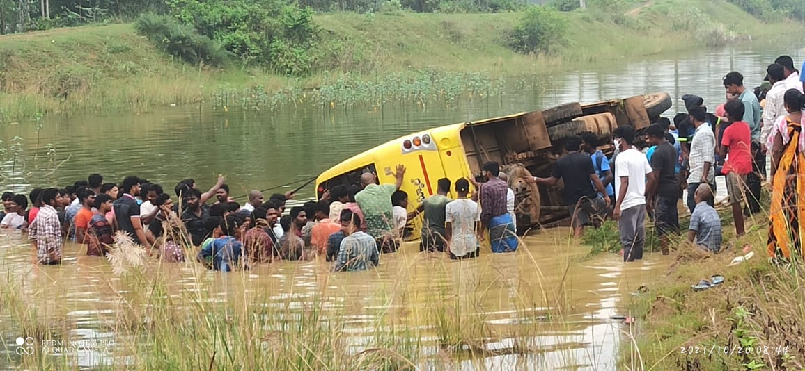 school bus plunged into a roadside water pond
