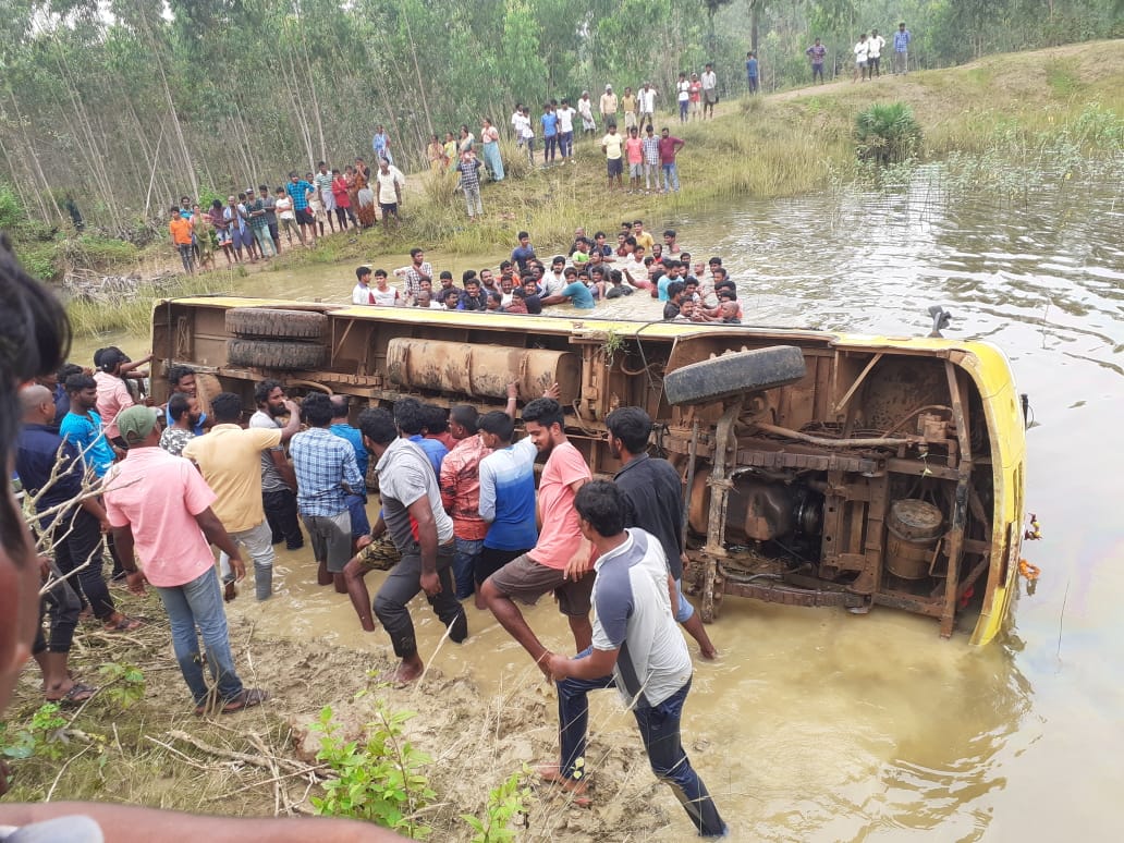 school bus plunged into a roadside water pond