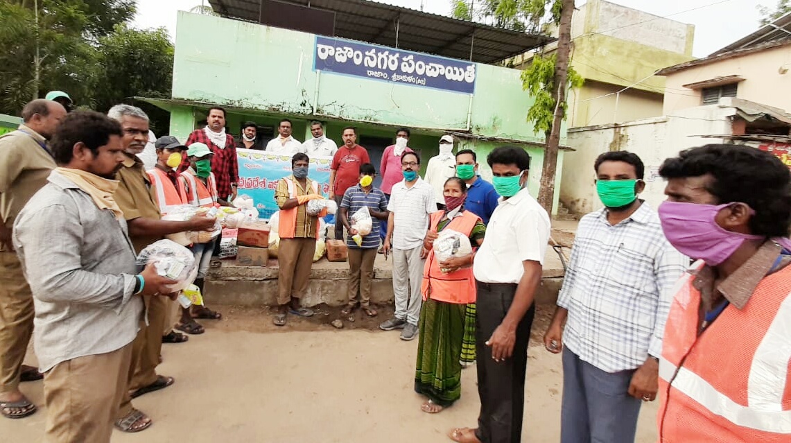 teachers union distributing essentials to rajam sanitary workers