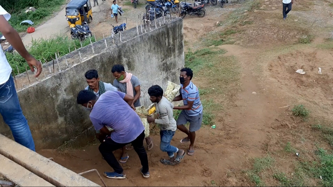 మృతదేహం తరలింపునకు ఇక్కట్లు