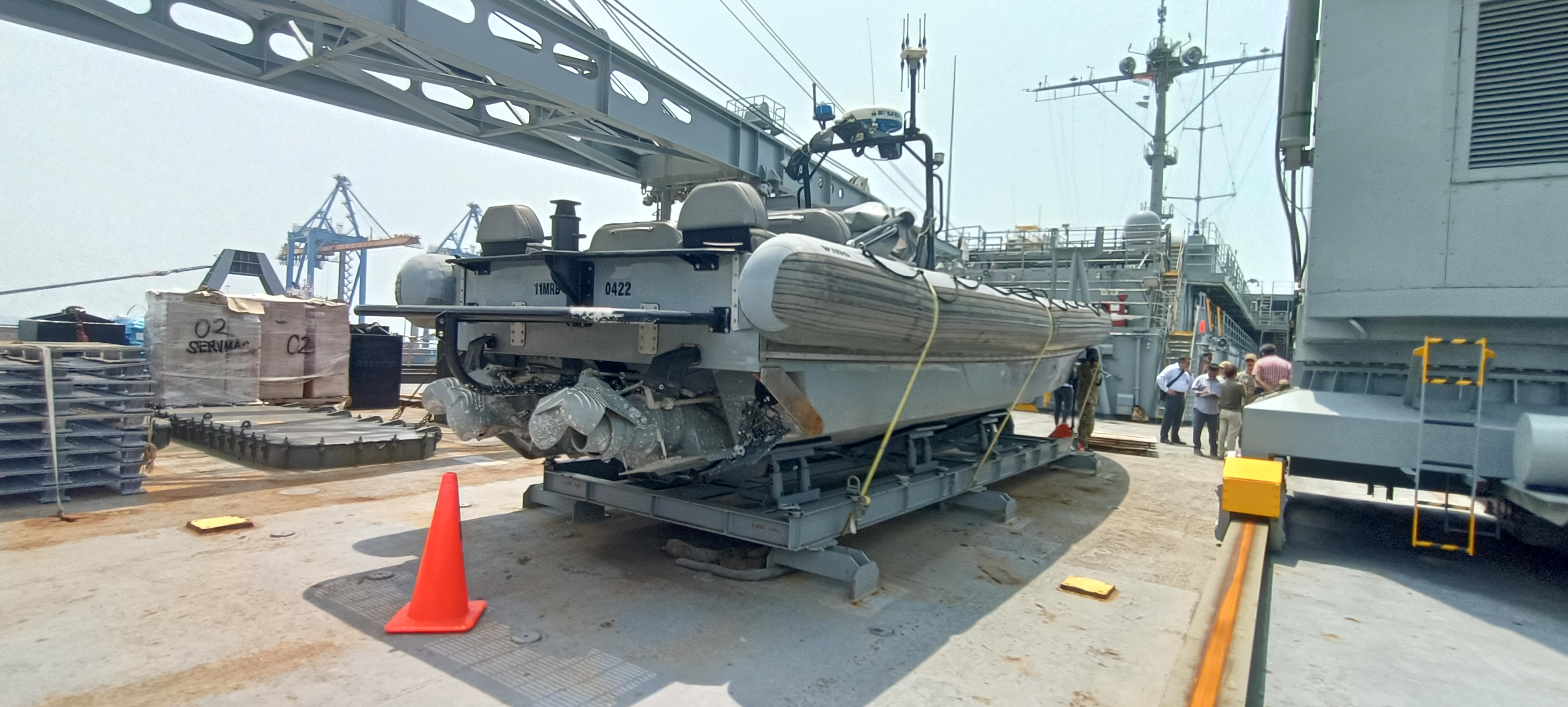 AMERICA WARSHIP specialties  AMERICA WARSHIP  Frank Cable reached Vishakhapatnam  advanced weapon in america warship  Frank Cable warship news  ಅಮೆರಿಕ ಯುದ್ಧನೌಕೆಯ ವಿಶೇಷತೆಗಳು  ಅಮೆರಿಕ ಯುದ್ಧನೌಕೆ  ಅಮೆರಿಕ ಯುದ್ಧನೌಕೆಯಲ್ಲಿ ಅತ್ಯಾಧುನಿಕ ಆಯುಧಗಳು  ‘ಫ್ರಾಂಕ್‌ ಕೇಬಲ್‌’ ಯುದ್ಧನೌಕೆ