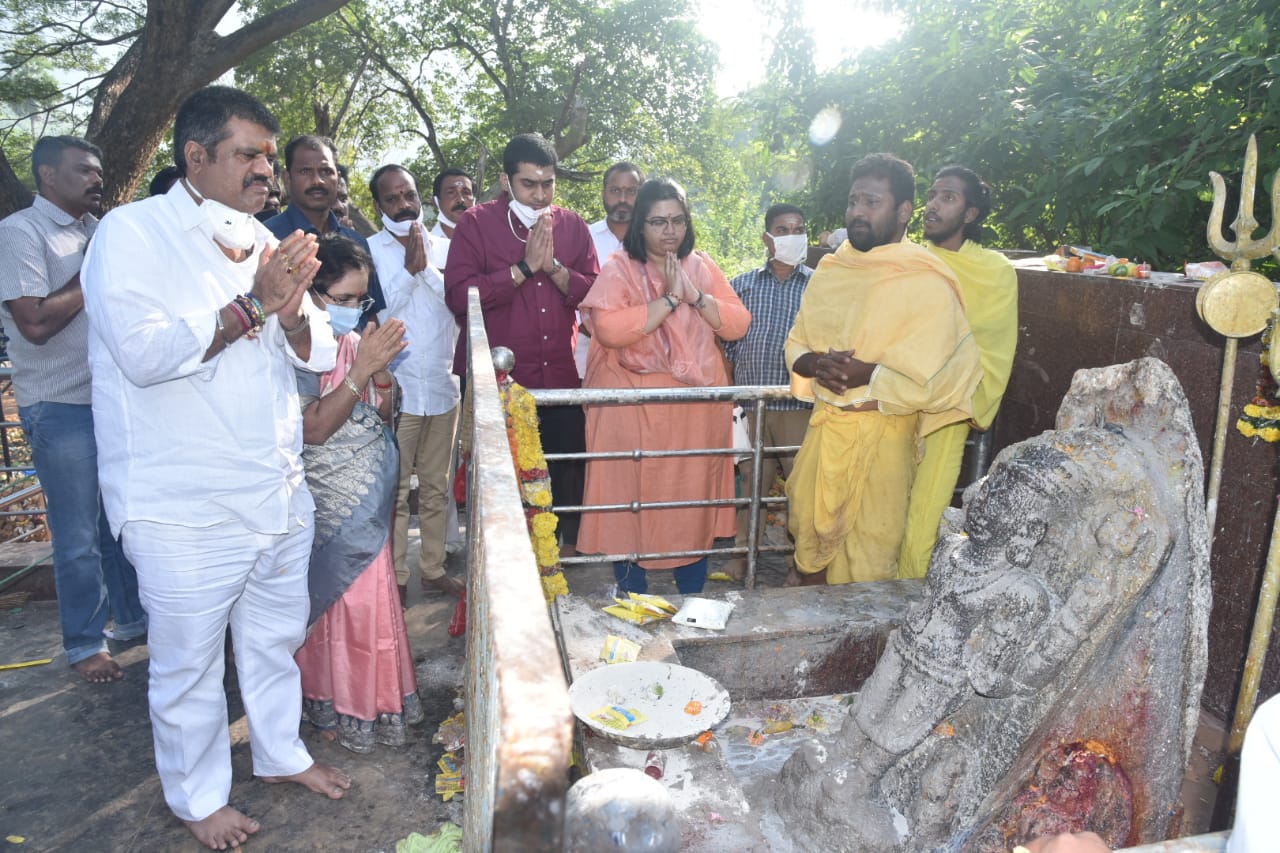 భైరవ స్వామిని కుటుంబసమేతంగా దర్శించుకున్న మంత్రి అవంతి