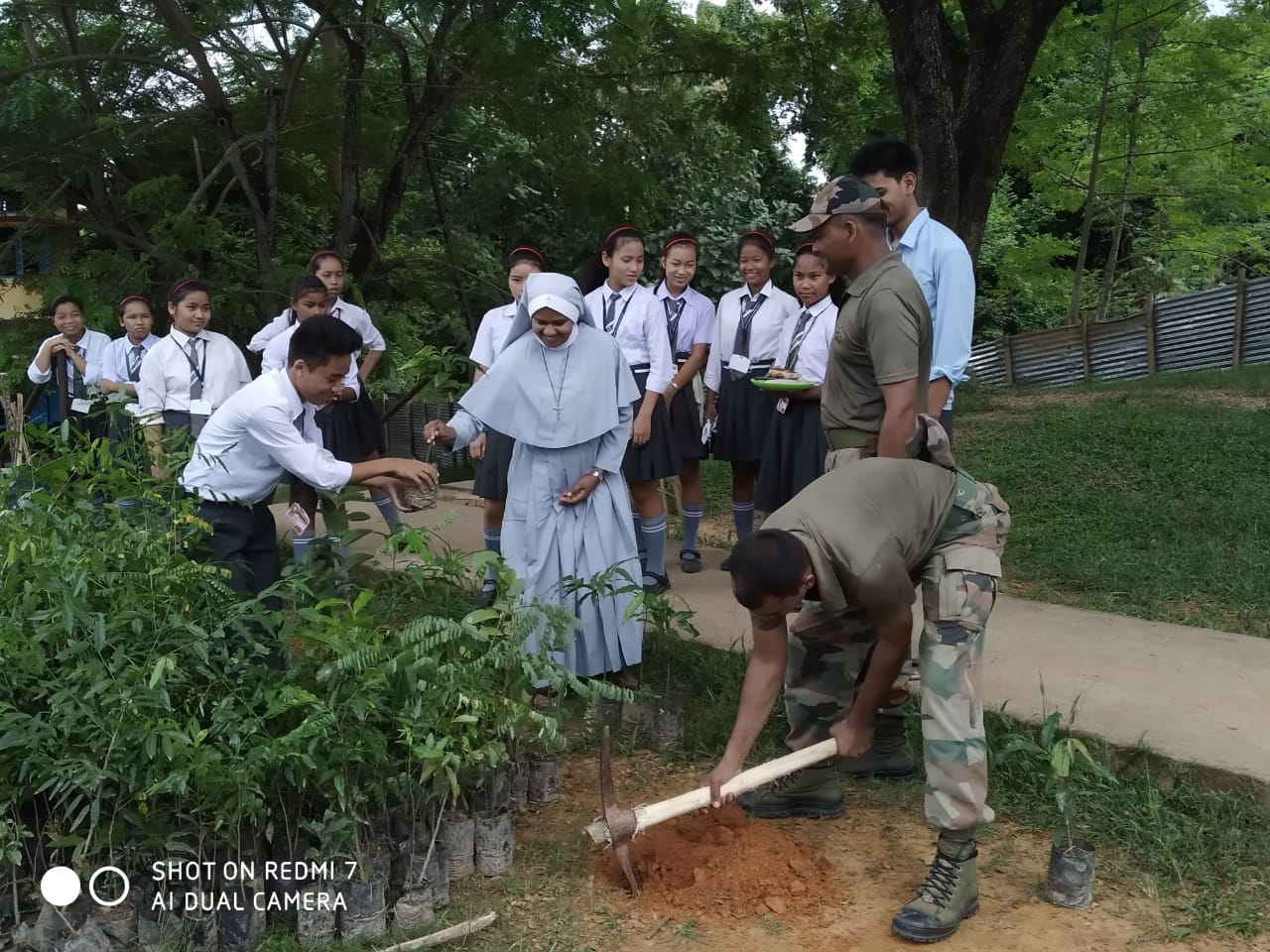 স্থলসেনাৰ ৰেড হৰ্ণ ডিভিজনৰ উদ্যোগত বিদ্যালয়ত বৃক্ষৰোপণ