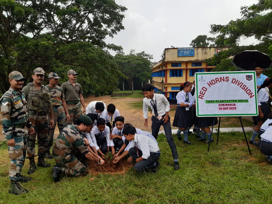 স্থলসেনাৰ ৰেড হৰ্ণ ডিভিজনৰ উদ্যোগত বিদ্যালয়ত বৃক্ষৰোপণ