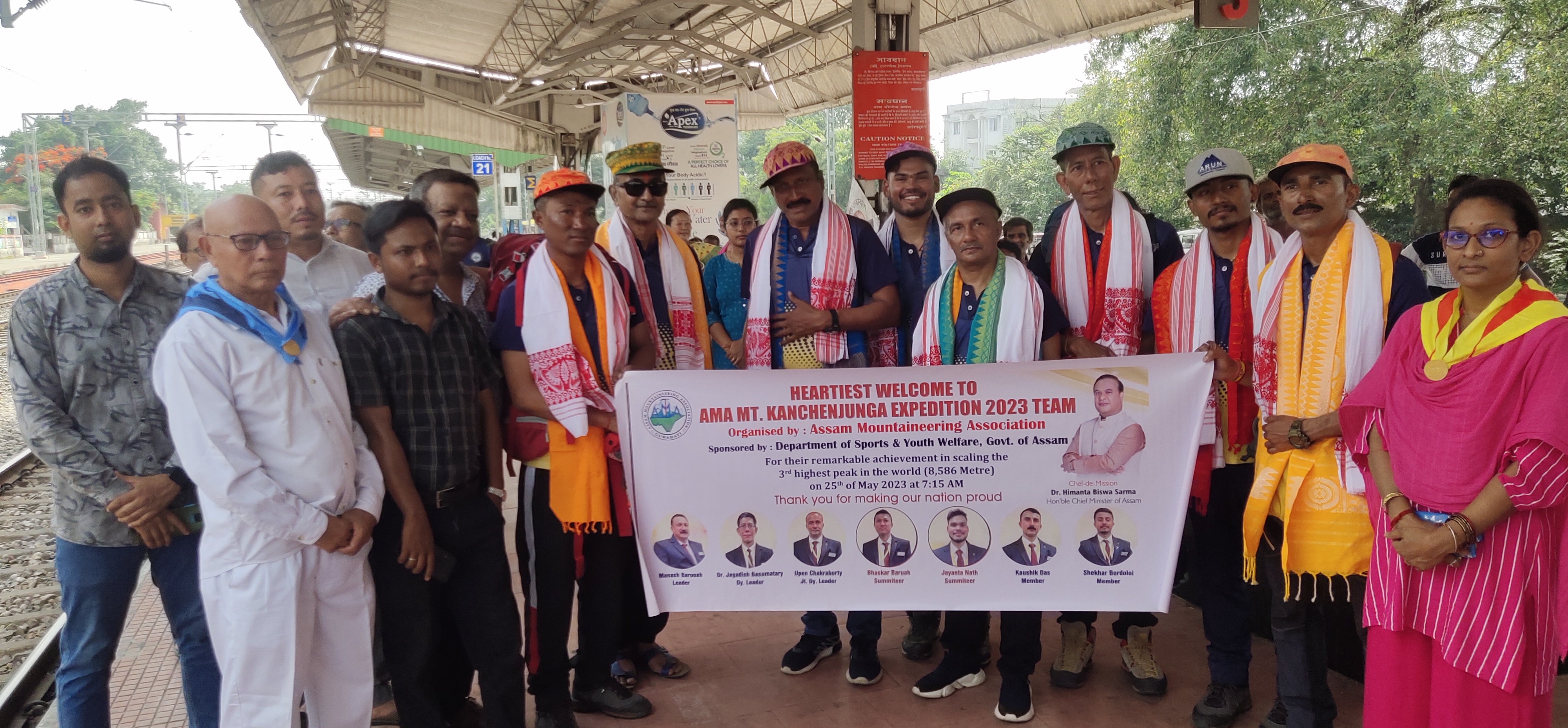 kanchanjangha summiters from assam