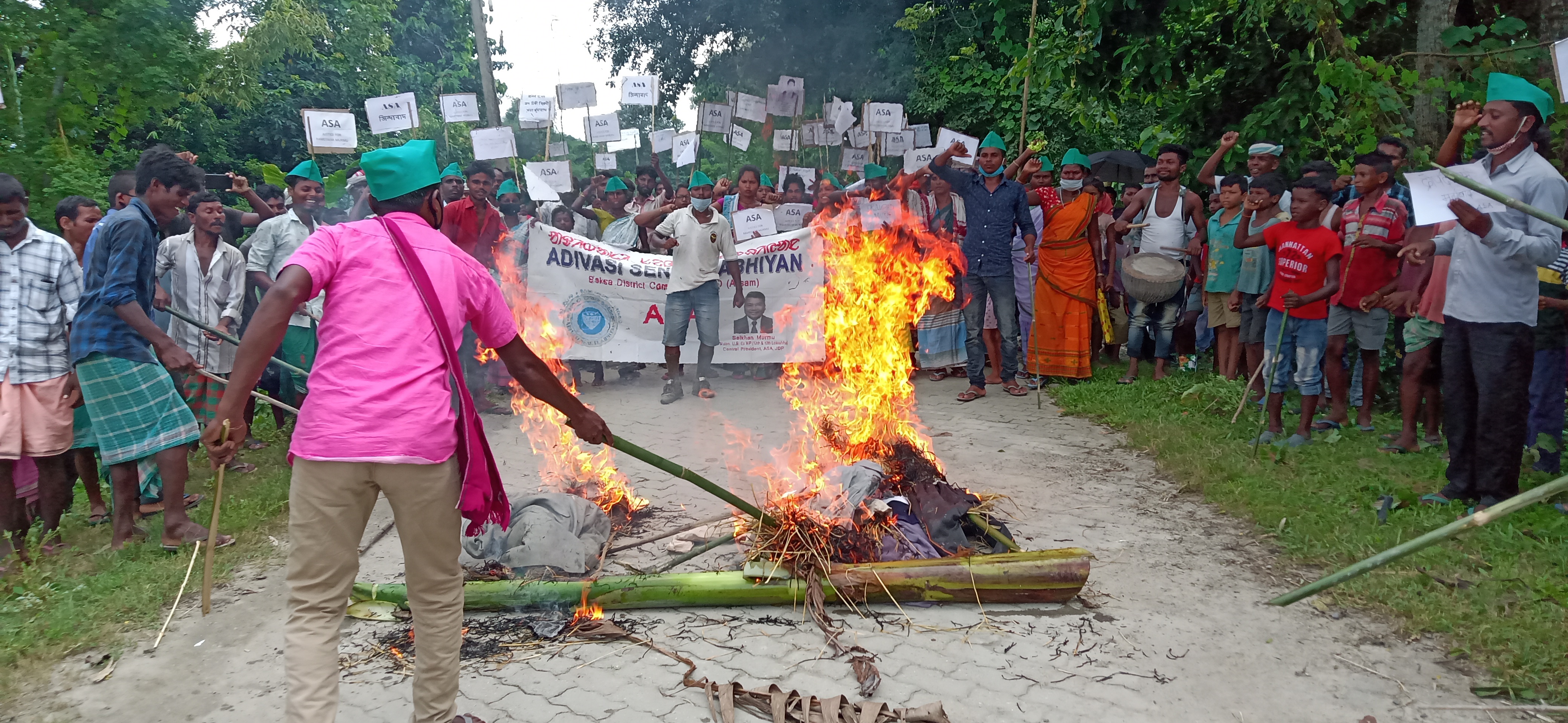 বাক্সাত ঝাৰখণ্ডৰ পাঁচ মন্ত্ৰীৰ পুত্তলিকা দাহ