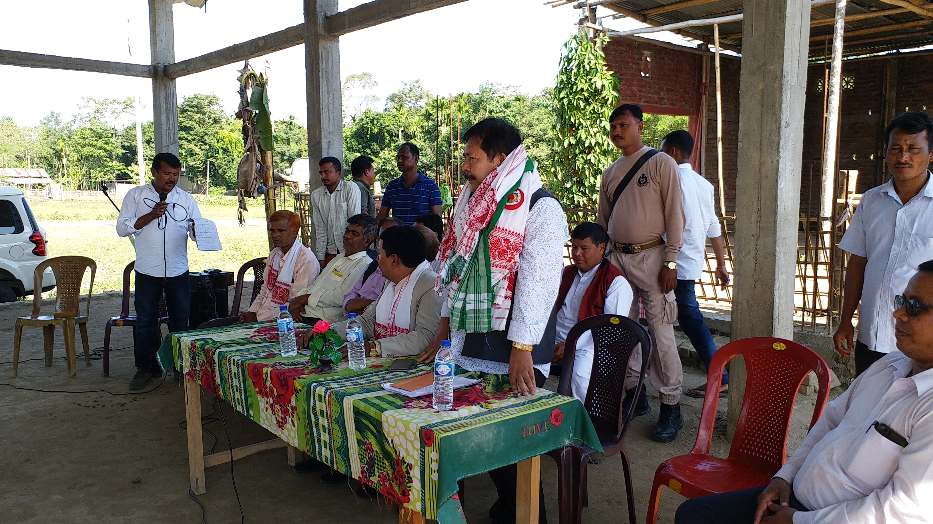 বিভিন্ন অভাৱ অভিযোগ সম্পৰ্কে বুজ লয় সাংসদগৰাকীয়ে