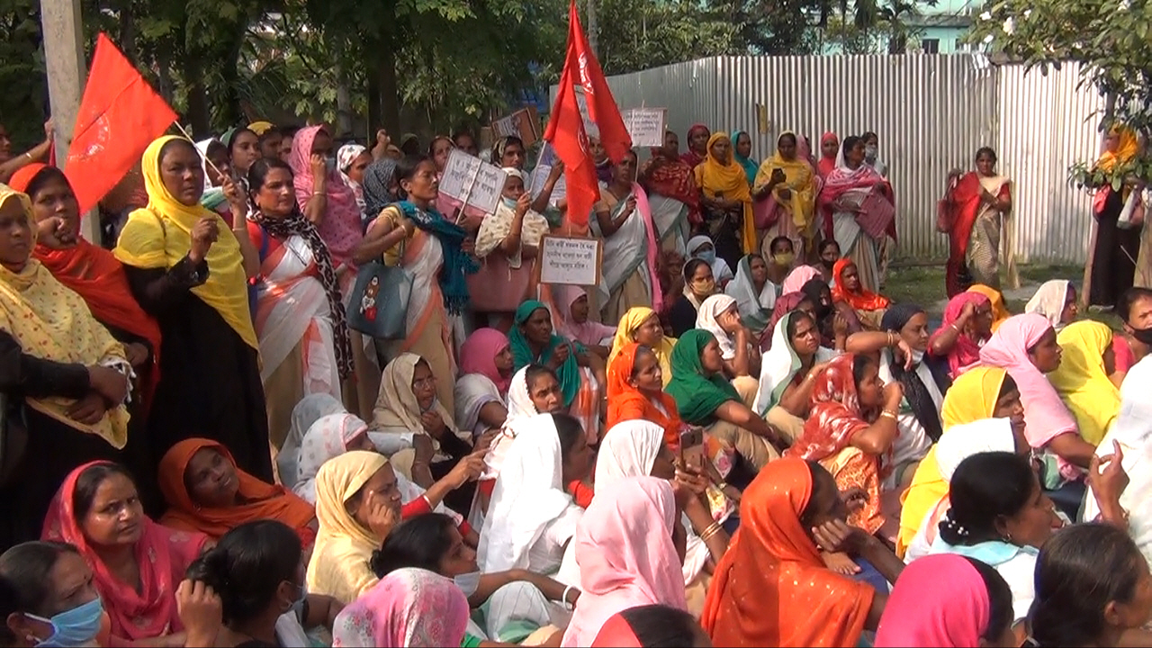 বৰপেটাত অংগনৱাড়ী কৰ্মী-সহায়িকা সন্থাৰ প্ৰতিবাদ