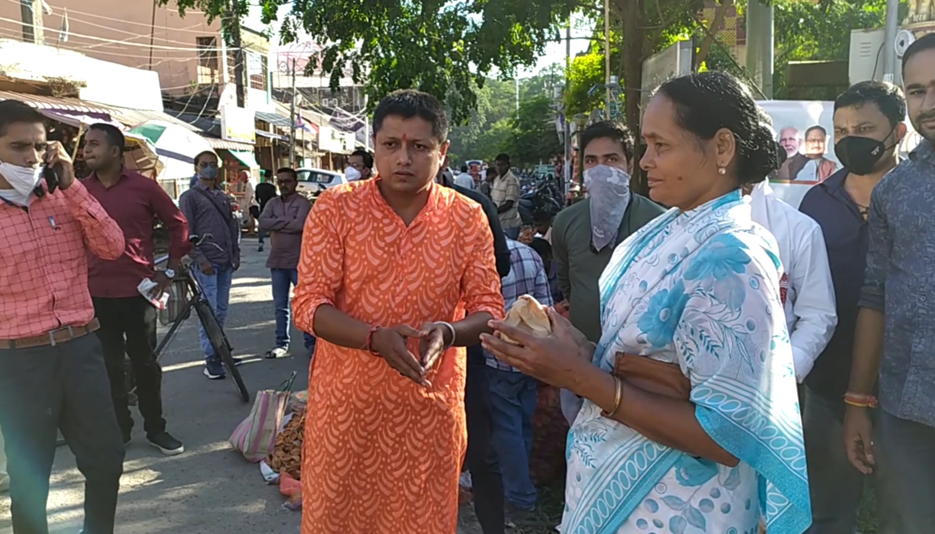 দিপাৱলী উপলক্ষে বৰপেটাত বিজেপি যুৱমৰ্চাৰ মাটিৰ চাকি বিতৰণ