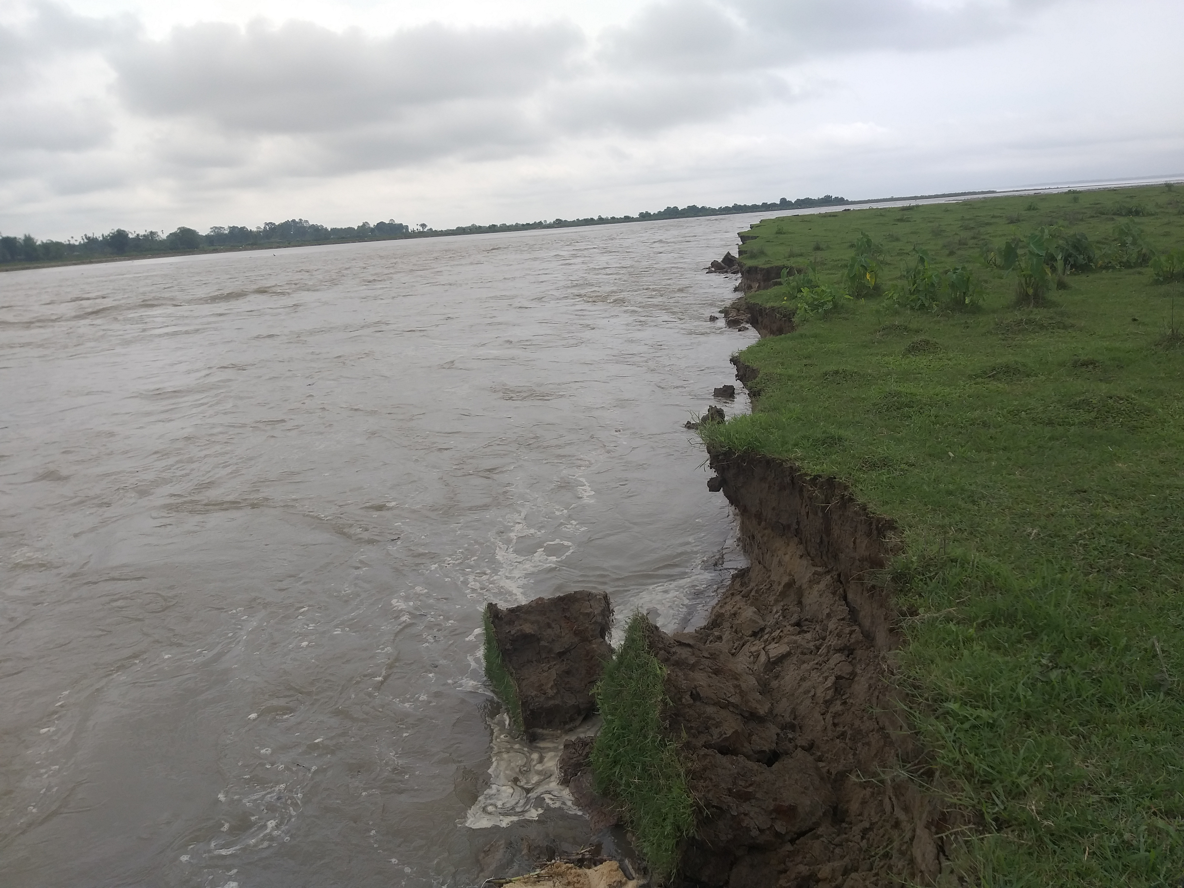 চপৰা চপৰে খহিছে বুৰৈ নৈৰ গৰা