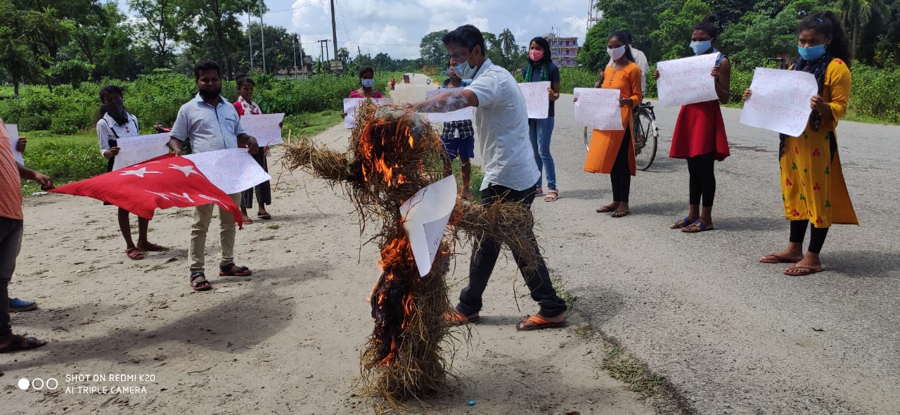 আইছা আৰু বিপ্লৱী যুৱ সন্থাই দাহ কৰিলে হিমন্ত বিশ্ব শৰ্মাৰ প্ৰতিকৃতি