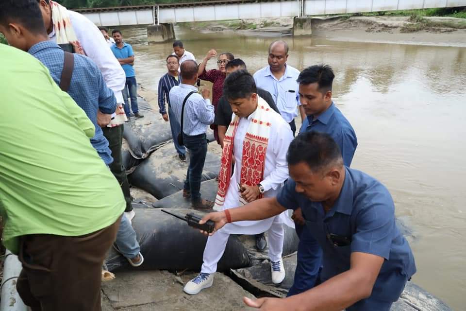 flood situation inspection minister piyush hazarika at gahpu