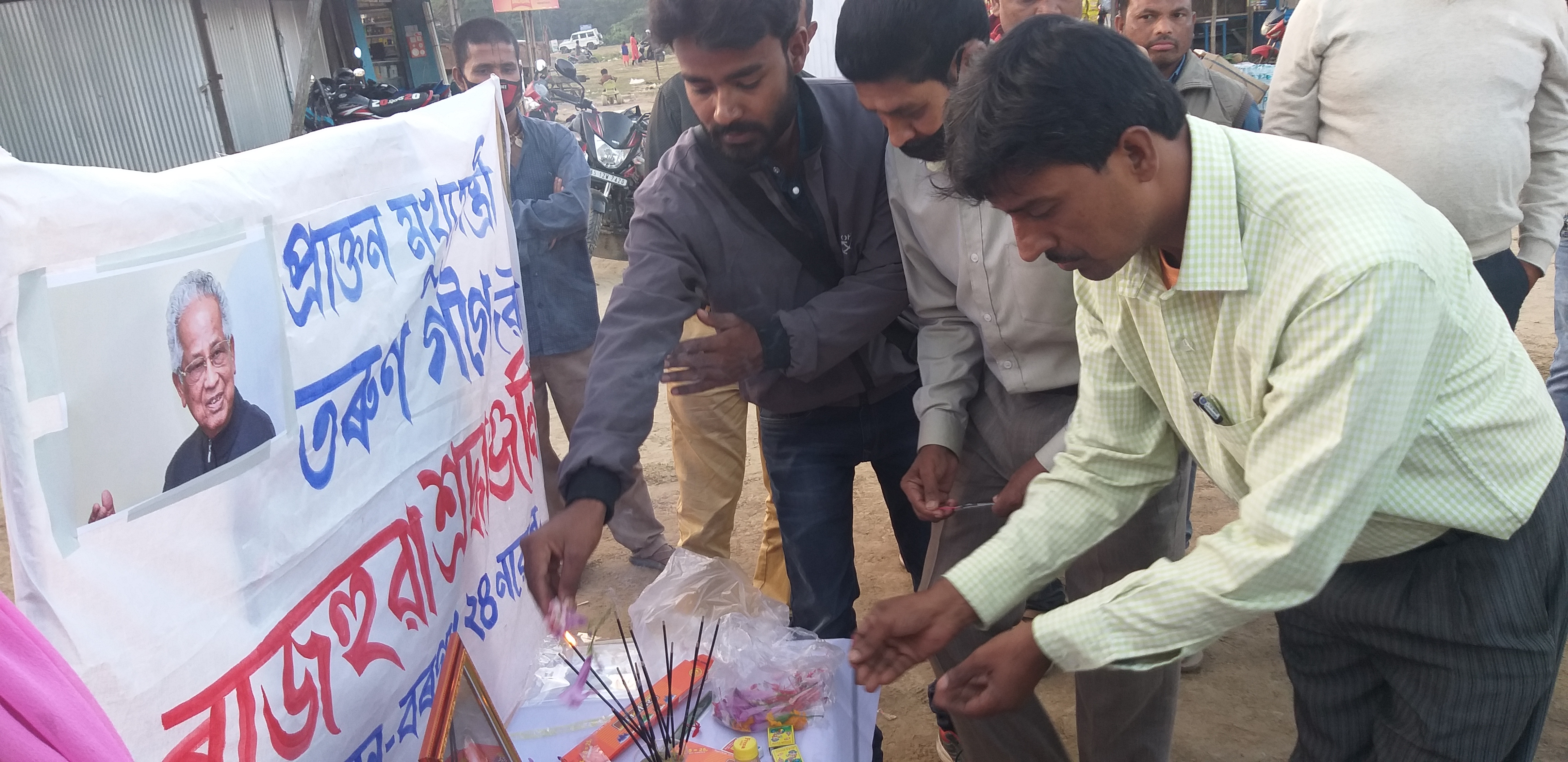 Former Chief Minister Tarun Gogoi pays homage in Bihali