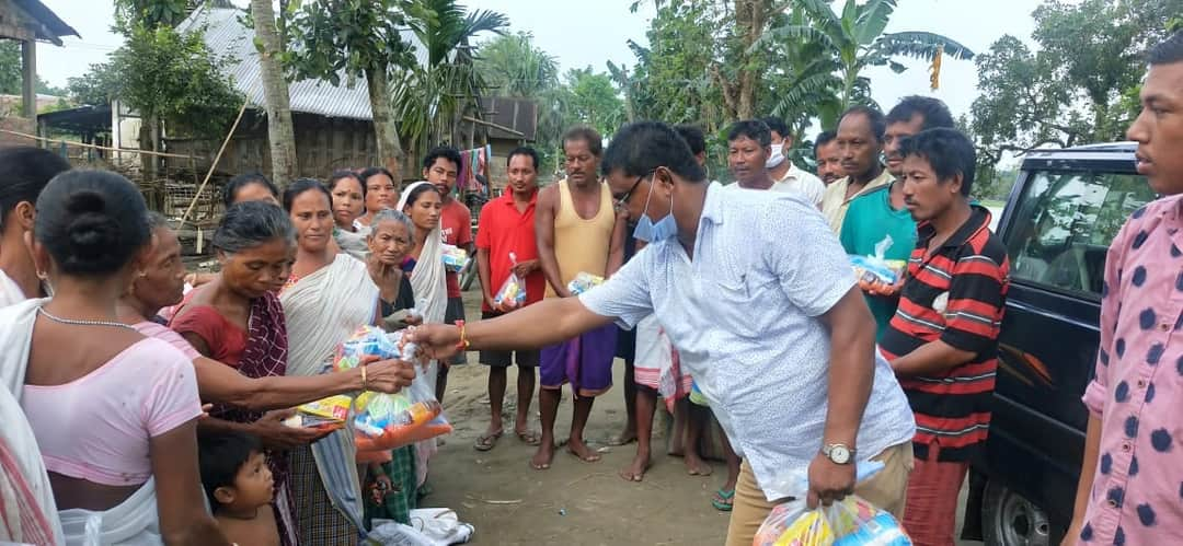 গৰীৱৰ বন্ধু গোপাল শইকীয়াৰ সামগ্ৰী বিতৰণ