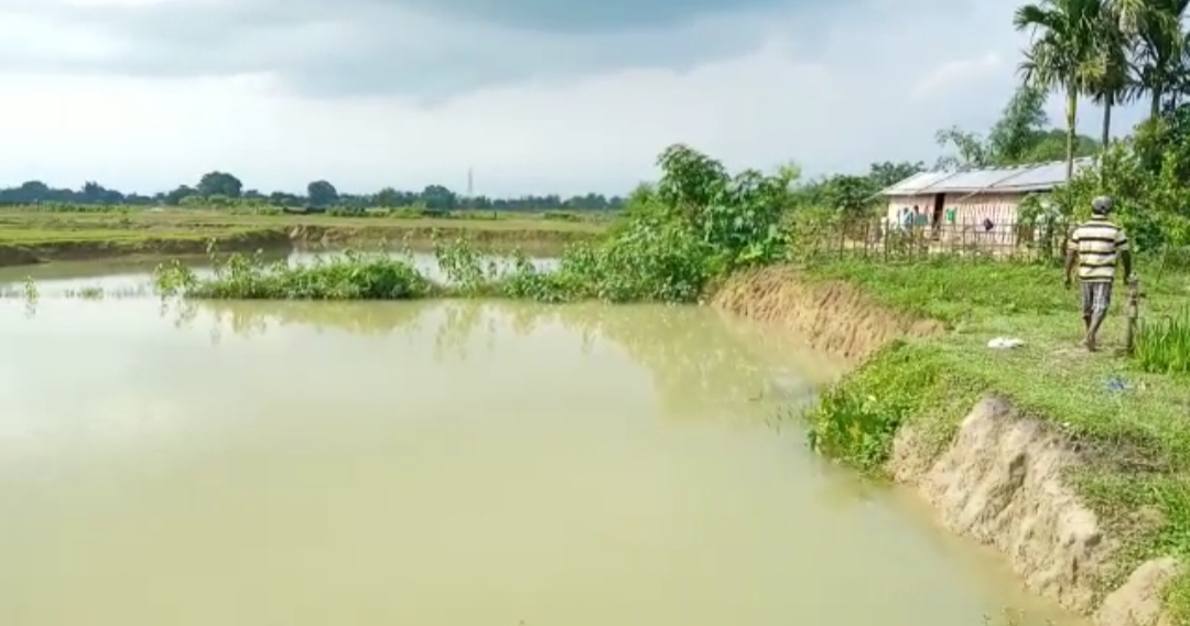 যমদূতৰূপী ইটাভাটা মালিক পক্ষৰ দ্বাৰা সৃষ্ট পুখুৰী সদৃশ খাৱৈ