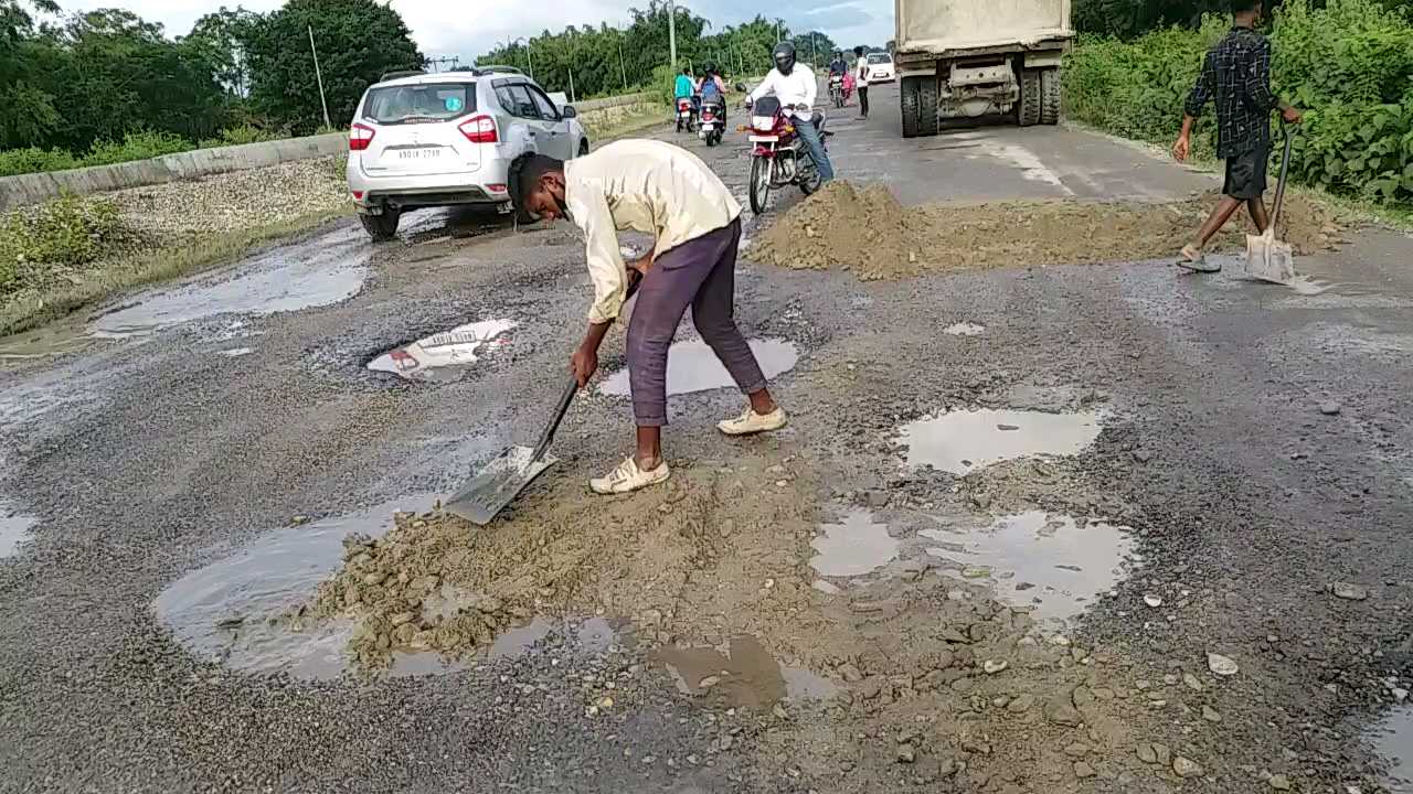 ETV Bharat news impact: road constructions work resume at Bishwanath