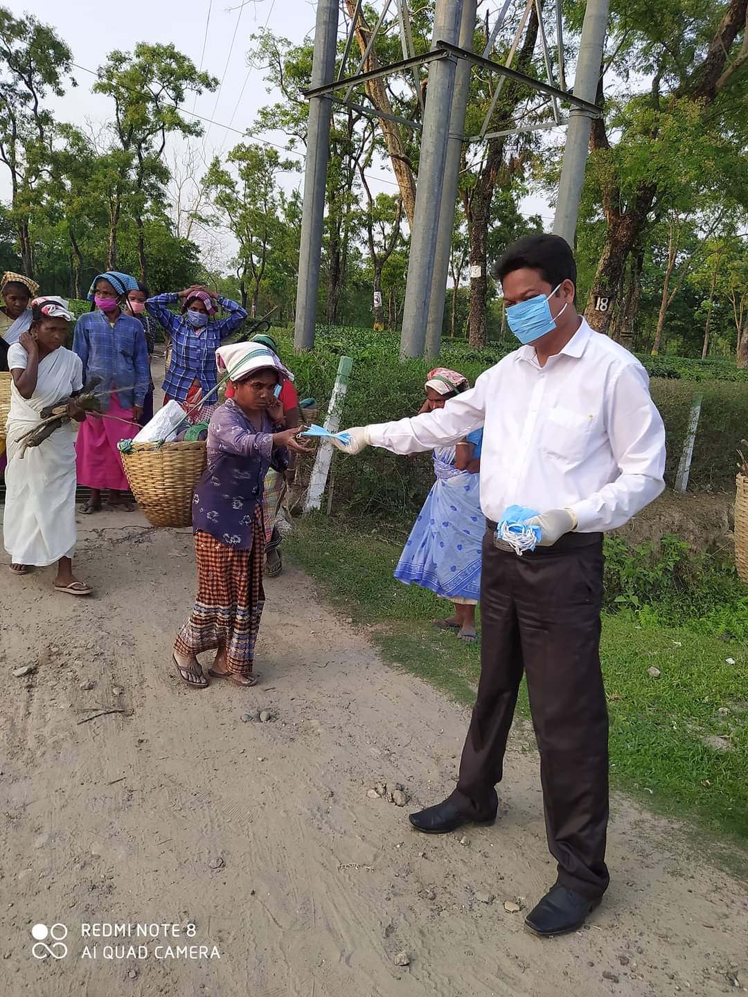 TET TEACHER DISTRIBUTED MASK TO AWARE PEOPLE ABOUT COVID