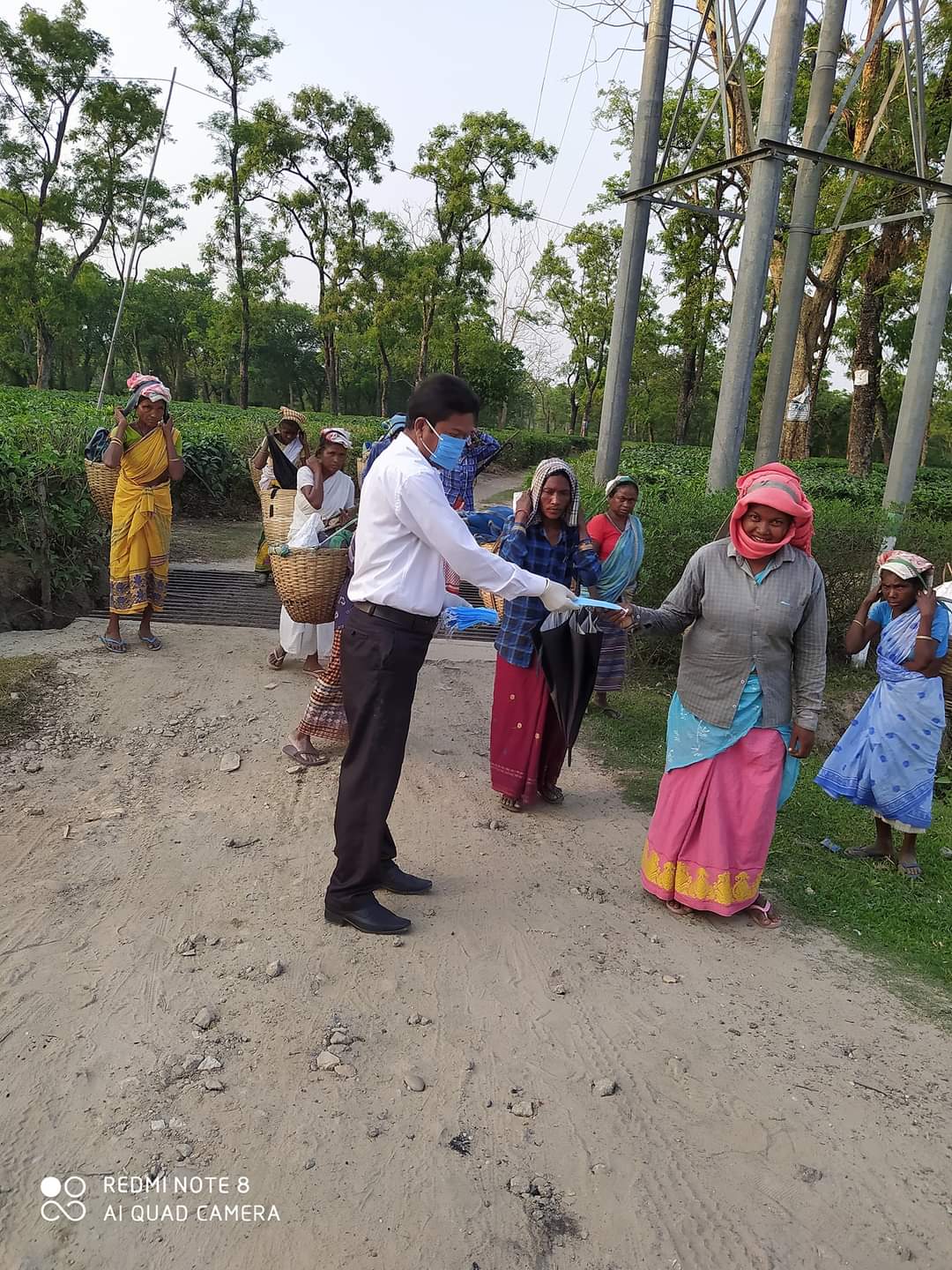 TET TEACHER DISTRIBUTED MASK TO AWARE PEOPLE ABOUT COVID