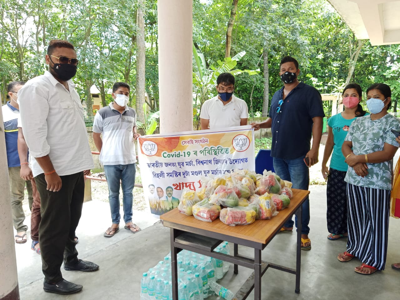 BJP YUVA MARCHA distributed fruits among covid patient