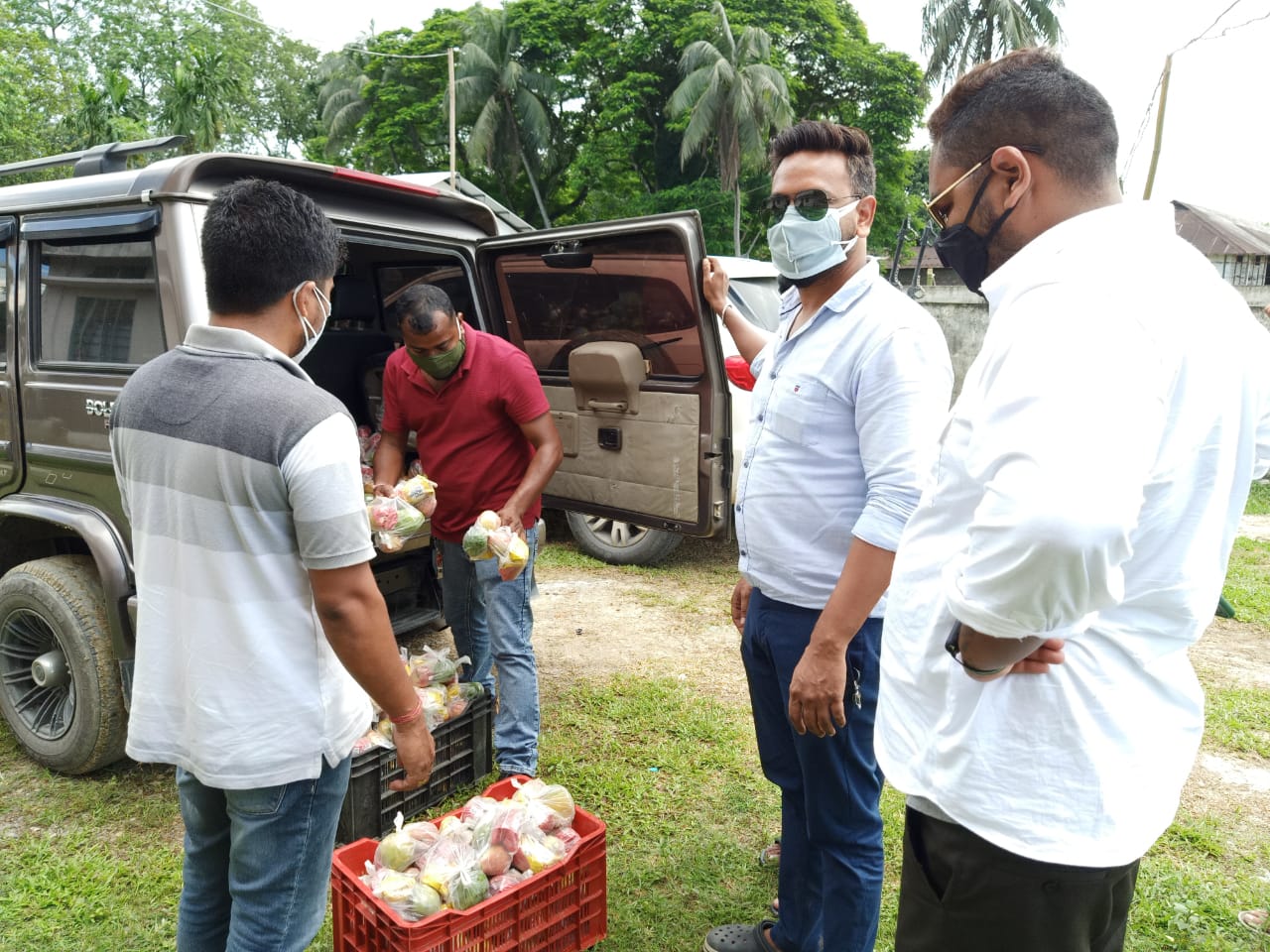 BJP YUVA MARCHA distributed fruits among covid patient