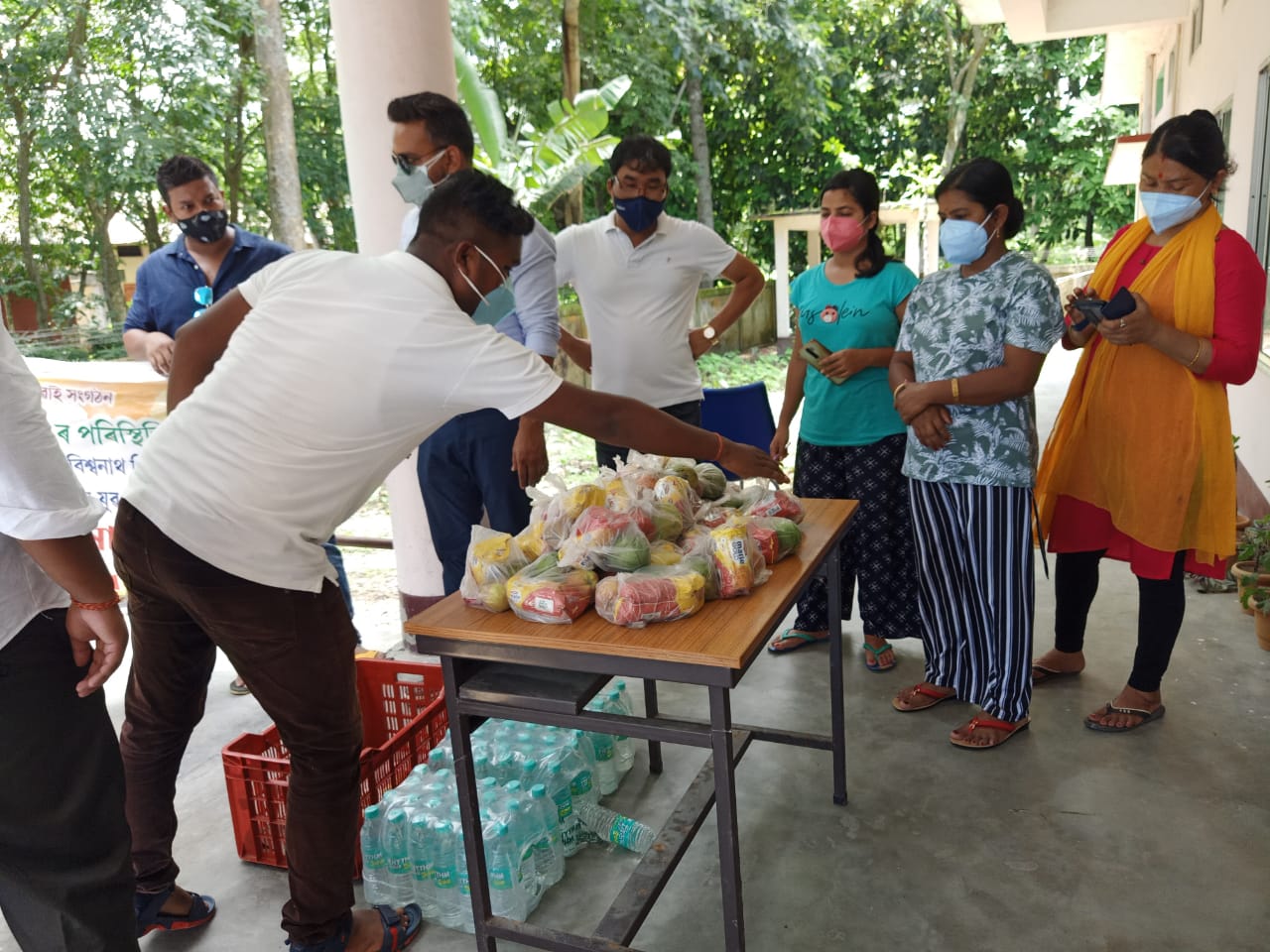 BJP YUVA MARCHA distributed fruits among covid patient