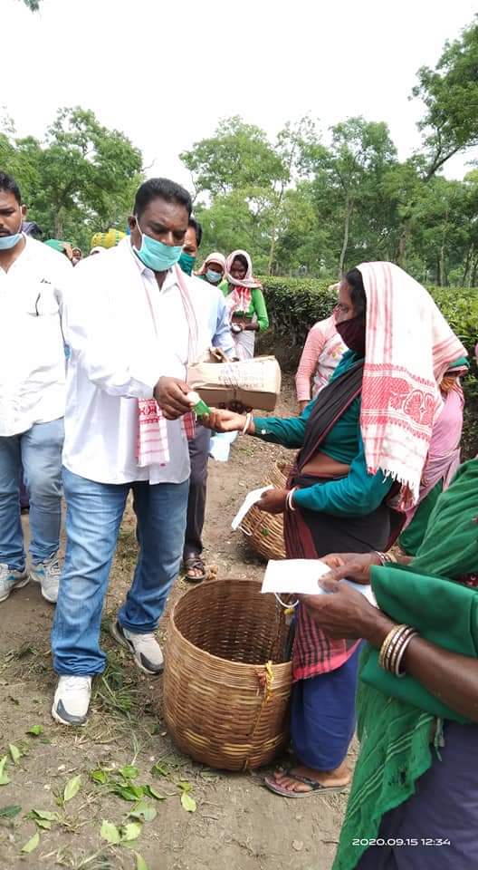 biswanatha  monabari  tea state congress sanitaizer and mask distibutions