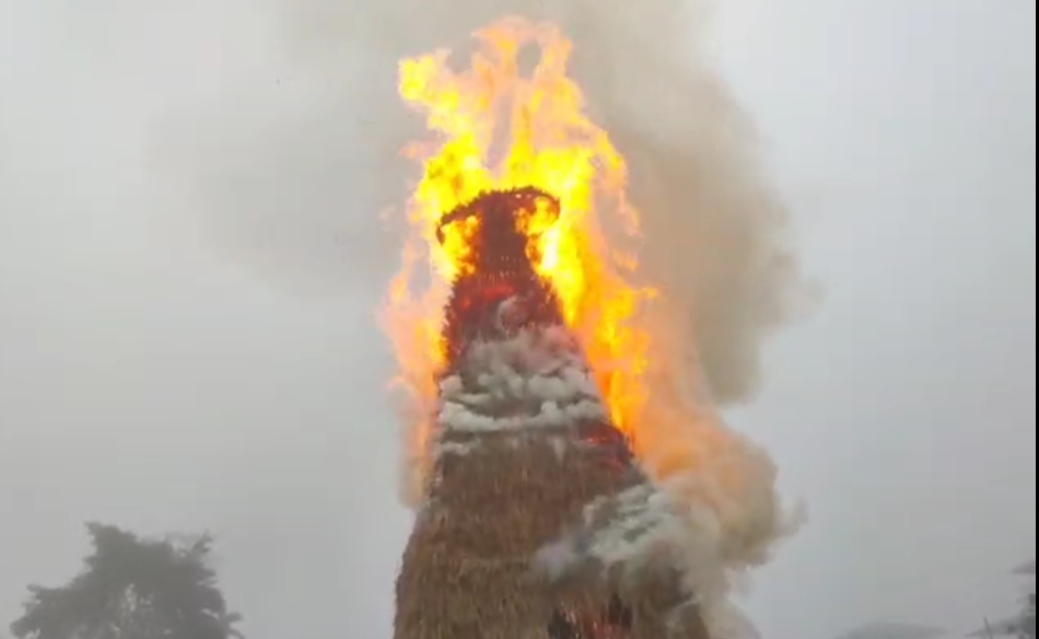 বঙাইগাঁৱৰ বৰপাৰা খেলপথাৰত মেজি জ্বলালে মন্ত্ৰী ফণীভূষণ চৌধুৰীয়ে