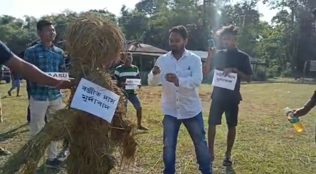 Effigy of Ranjit Das burnt at Chirang