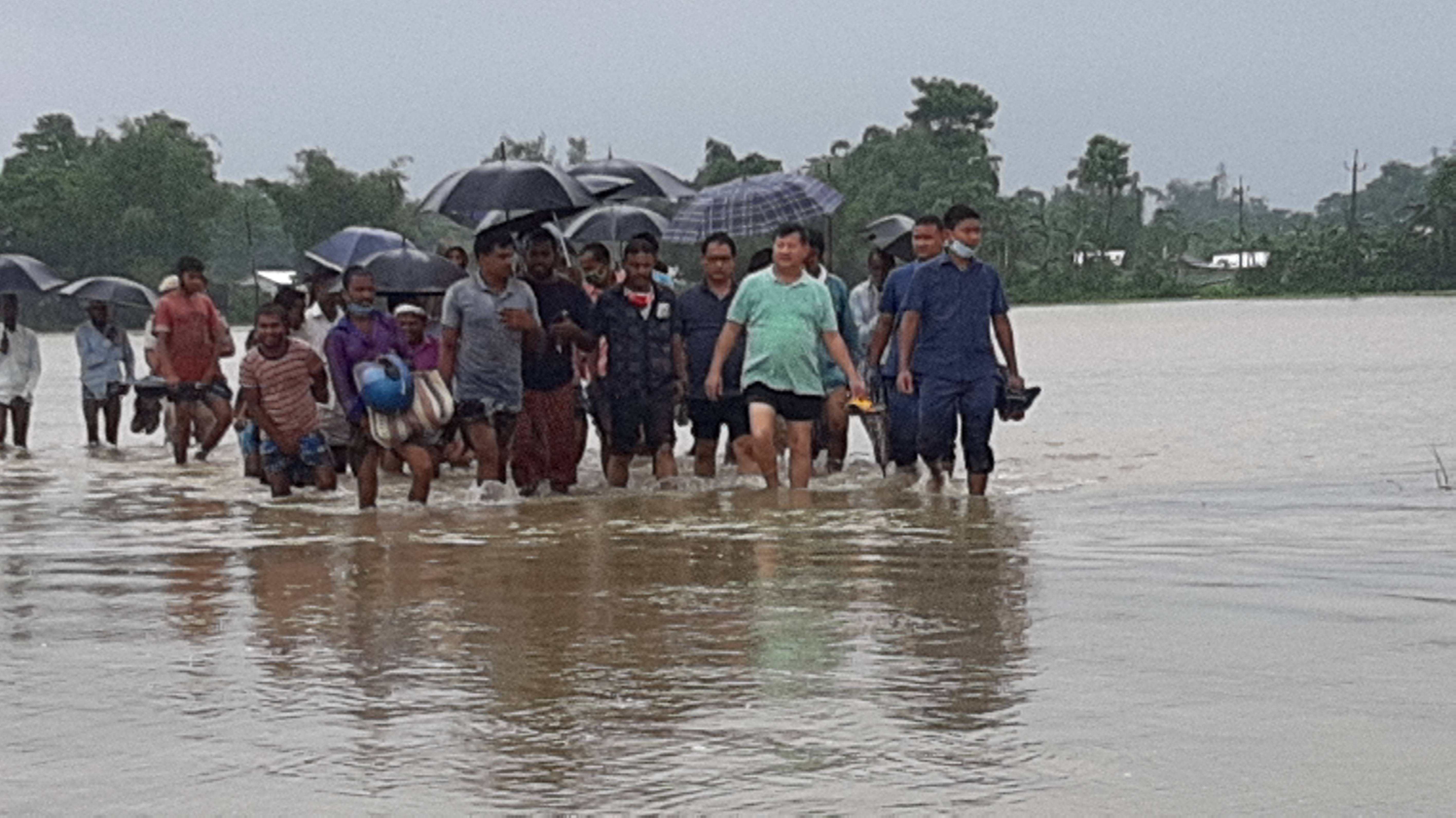 পানীৰ মাজেৰে গৈ বানাক্ৰান্তৰ বুজ ললে মন্ত্ৰী চন্দন ব্ৰহ্মই