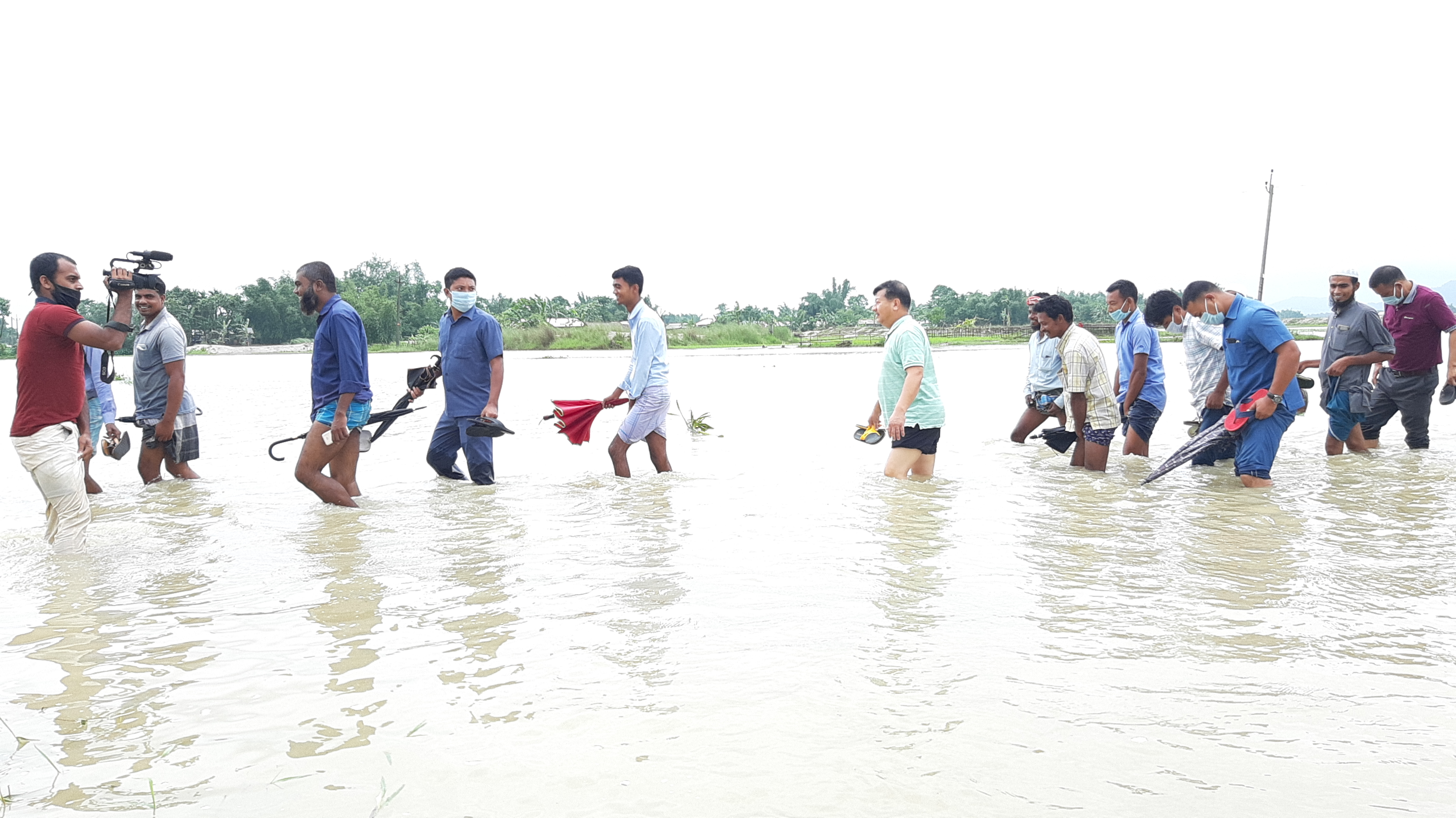 পানীৰ মাজেৰে খোজকাঢ়ুি গৈ বানাক্ৰান্তৰ বুজ ললে মন্ত্ৰী চন্দন ব্ৰহ্মই