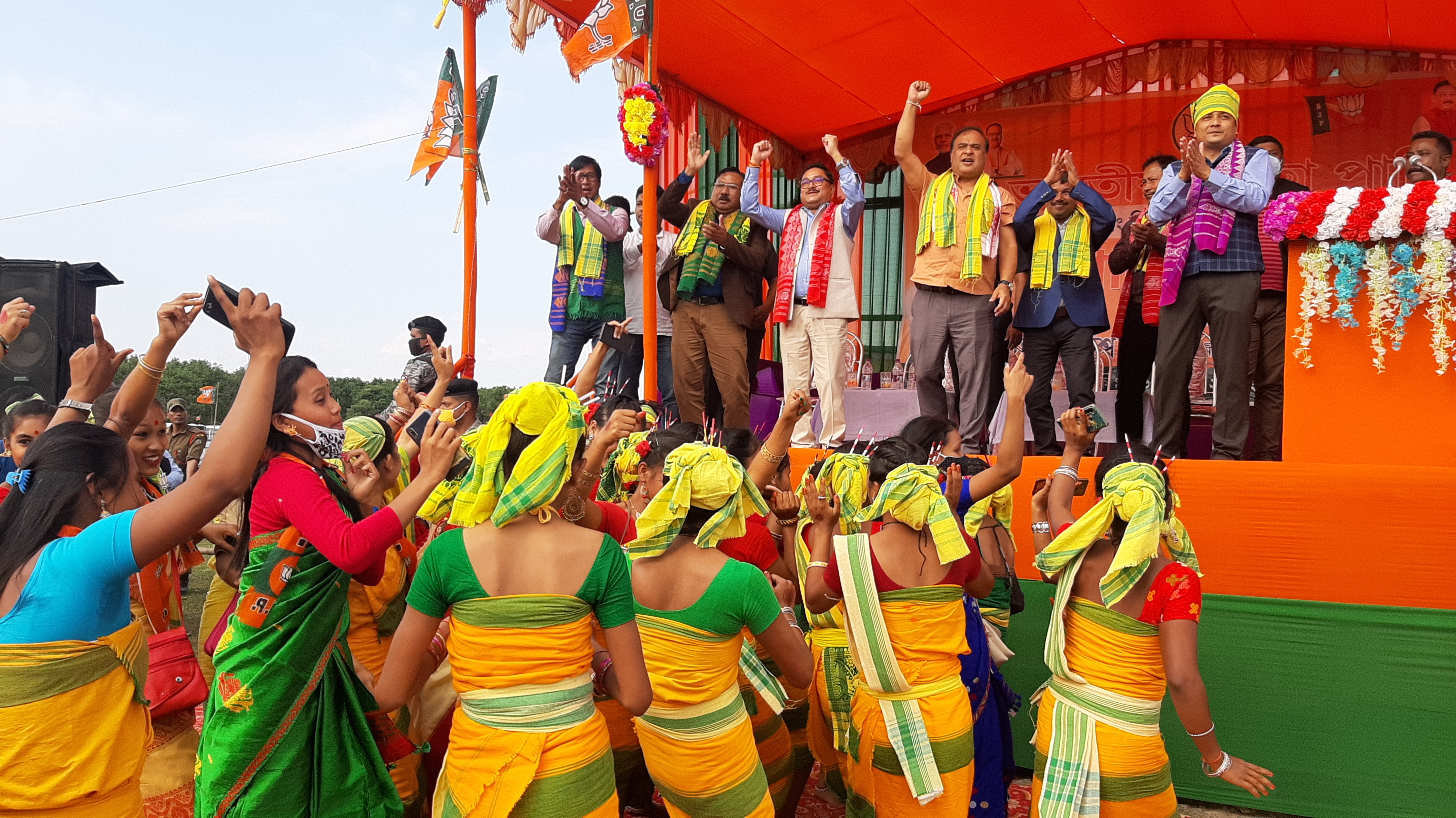 বন্দুক দেখুৱাই ভোট বিচৰা সকলে এতিয়া হাতযোৰ কৰি ভোট বিচাৰছেঃ মন্ত্ৰী হিমন্ত