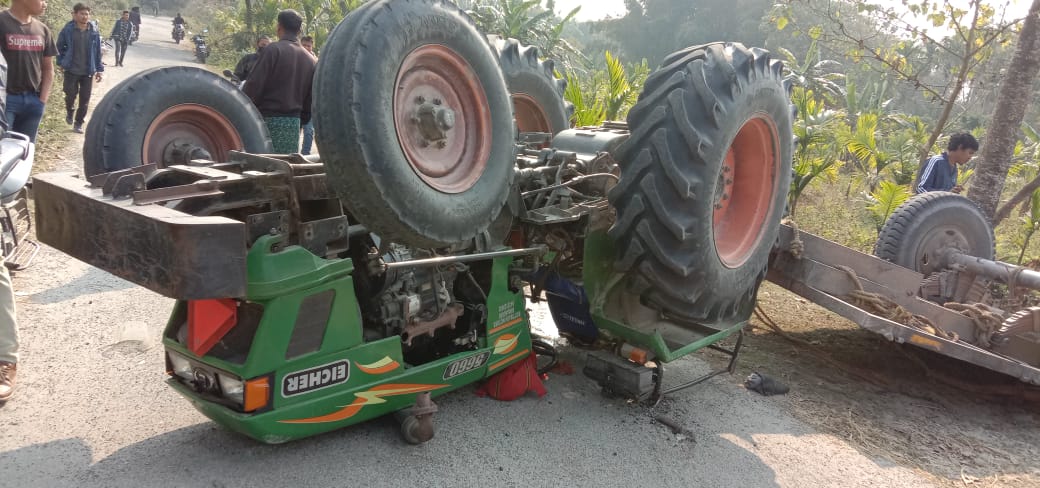 দৈনিক চোৰাং কাঠৰ প্ৰকাণ্ড প্ৰকাণ্ড কুণ্ডা কঢ়িয়াই ট্ৰেক্টৰ সমূহ গাঁৱৰ মাজেৰে যাতায়াত কৰাৰ অভিযোগ