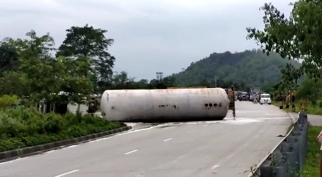 ৰাজপথত বাগৰি পৰিল গেছ ভৰ্তি টেংকাৰ