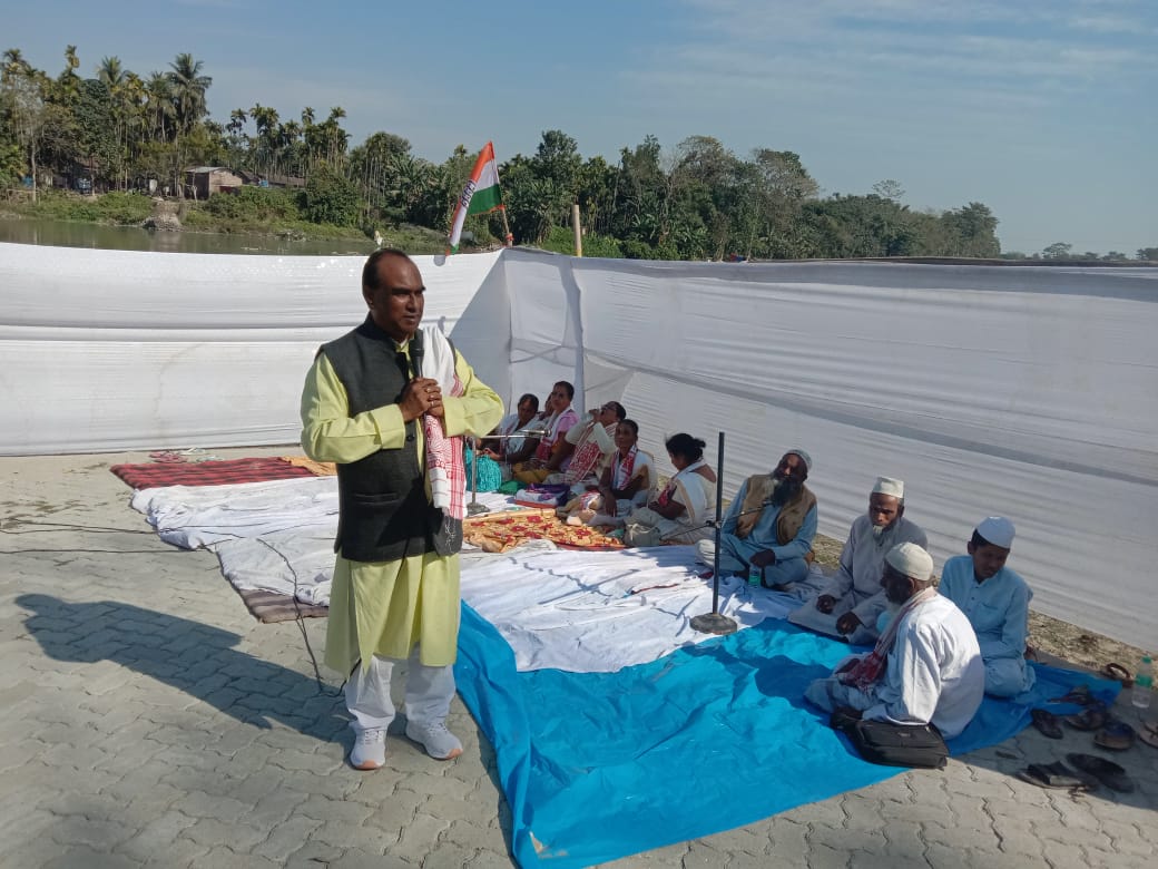 the-ashes-of-tarun-gogoi-are-dumped-at-bijnis-dulani-ghat