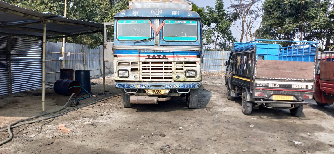 তেলৰ অবৈধ ব্যৱসায় কৰা লোকৰ বিৰুদ্ধে চিৰাং আৰক্ষীৰ অভিযান