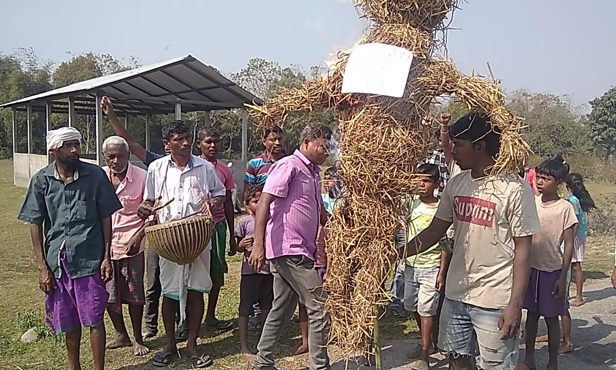 চাউতাল ভাষাক স্বীকৃতি নিদিয়াত ঝাৰখণ্ডৰ মুখ‍্যমন্ত্ৰীৰ পুত্তলিকা দাহ